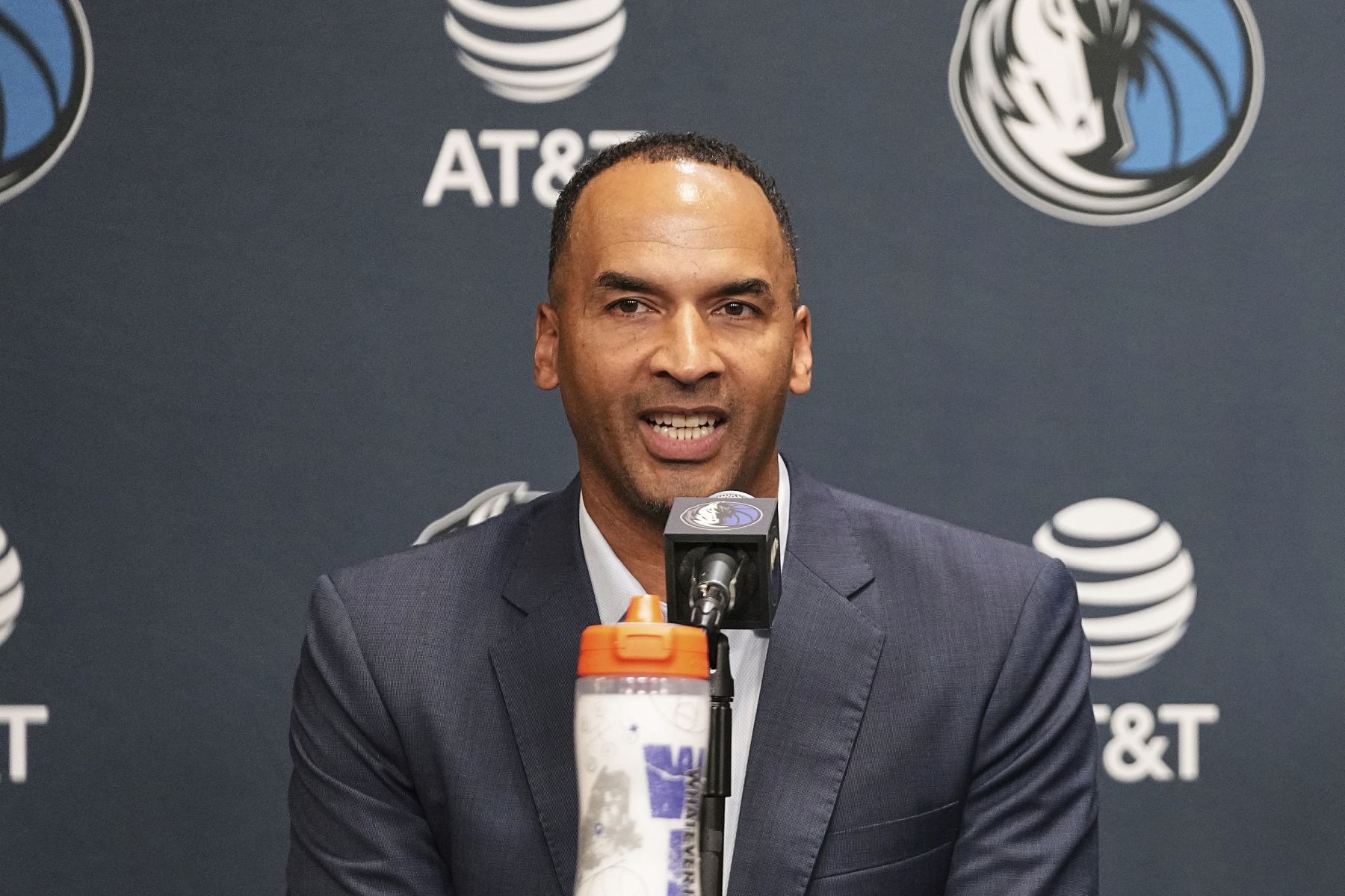 ทีม Mavericks รื้ออุปกรณ์ลิฟต์แบบพกพาที่สถานที่เล่นเกม ซึ่งก่อนหน้านี้ทำหน้าที่เป็นช่องทางออกพิเศษของ Harrison