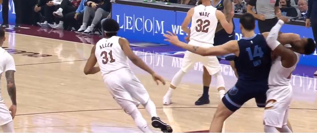 จาเรน แจ็คสัน จูเนียร์ ทำ 10 แต้มในควอเตอร์แรก กริซลี่ส์ นำ คาวาเลียร์ส 4 แต้ม